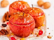Рецепта Пълнени печени ябълки с плънка от орехи, сушени сливи и канела